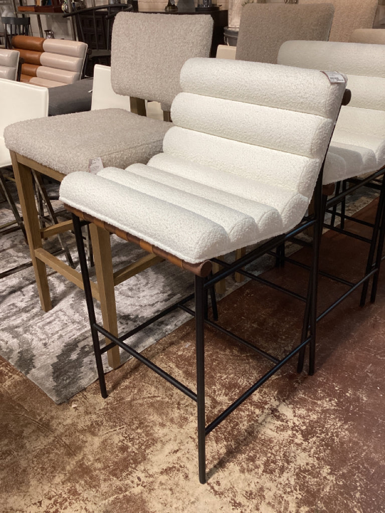 Vail Stool, Walnut, Boucle, Bar 19.5" W x 24" D x 39      C2B9Y9AG