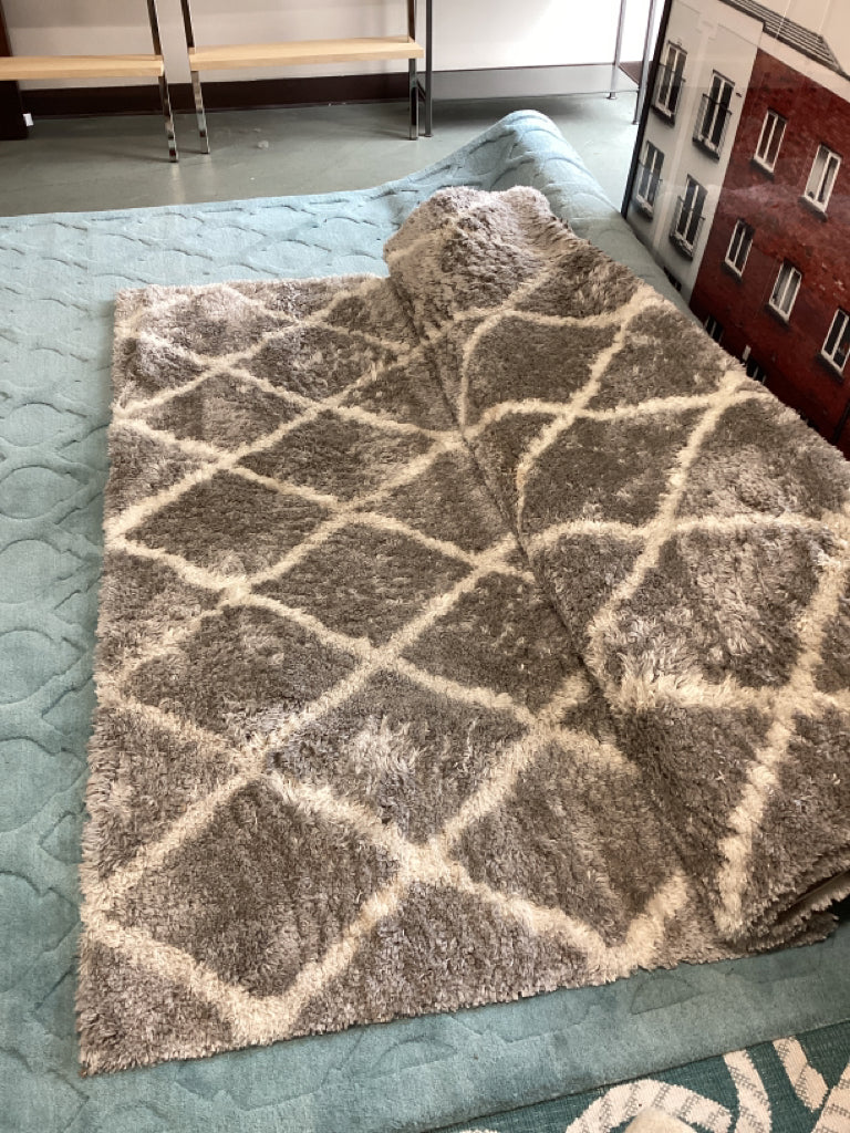 Everest 6'7" X 9'3" Gray & Ivory Shag  Rug