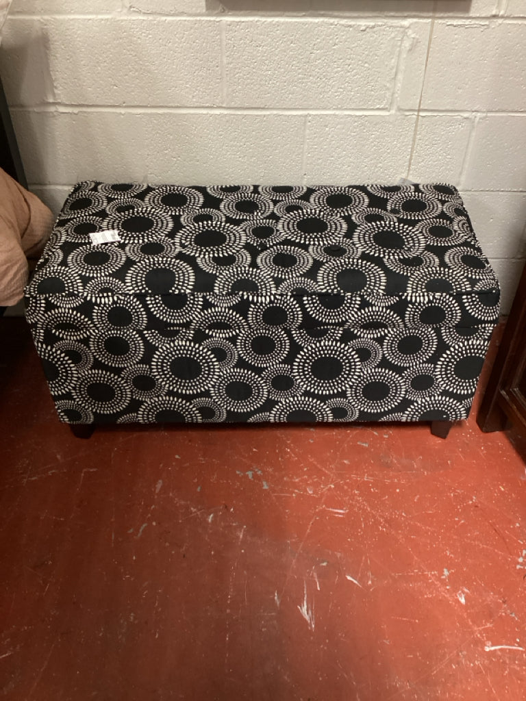 Modern Bllack & White Contemporary Print Lift-Top Storage Ottoman 38" X 19" X 18