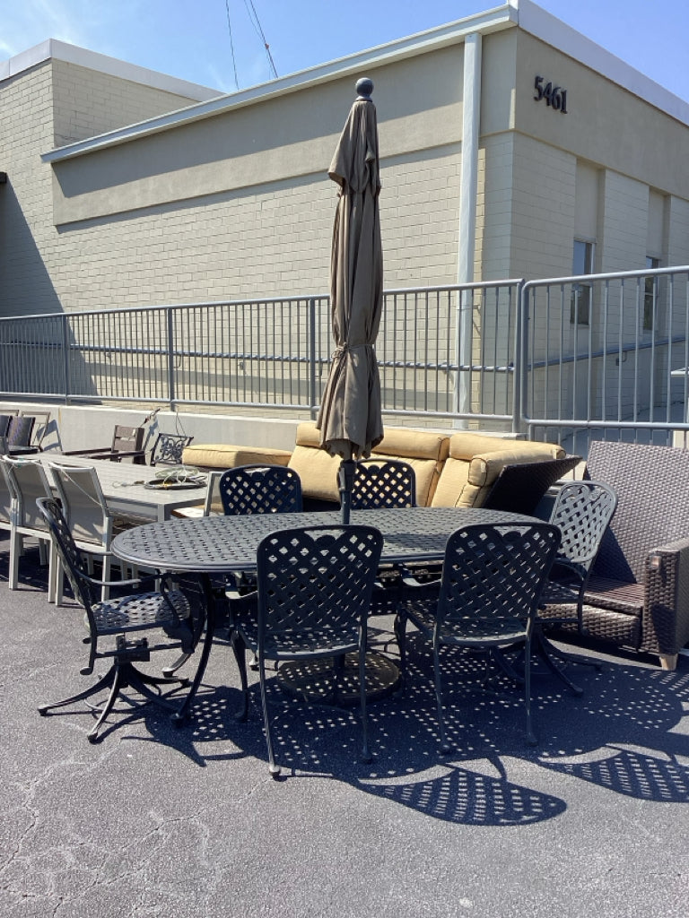 Pottery Barn Cast aluminum patio dining table, 6 chairs & umbrella