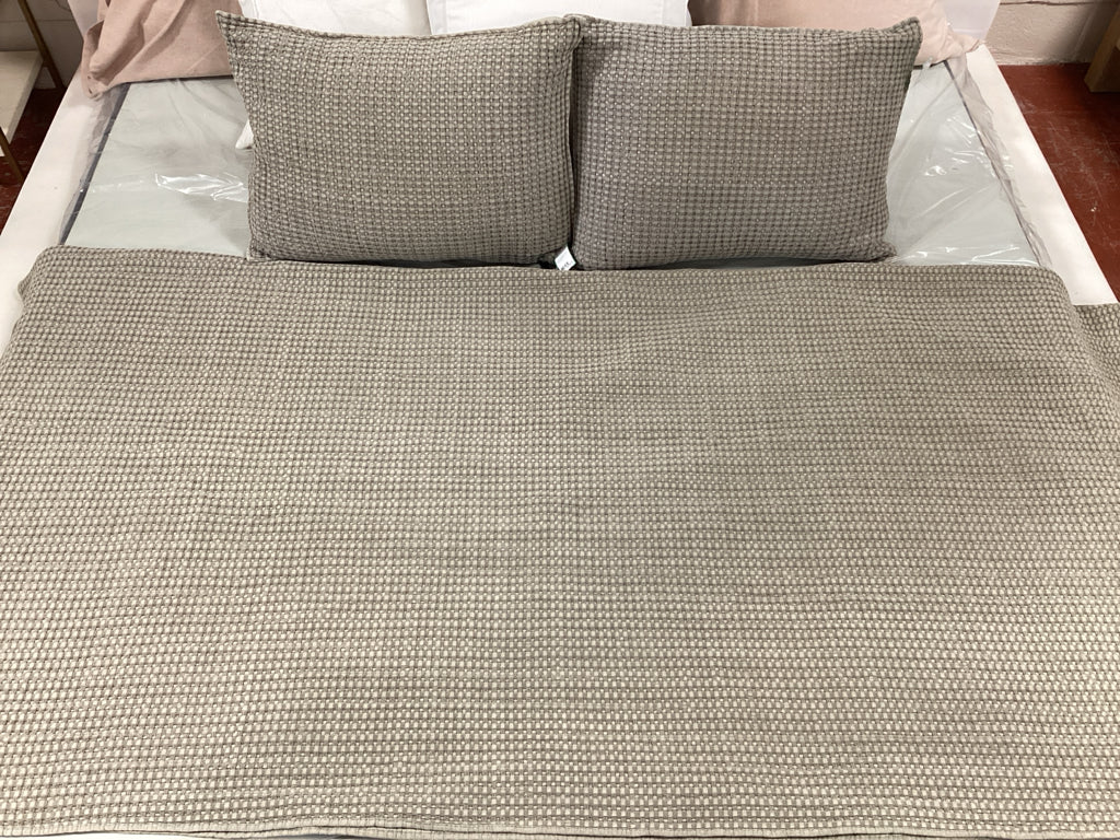 Queen Coverlet and 2 Bed Shams