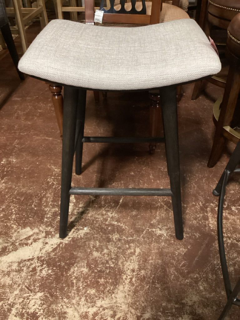 Four Hands Union saddle Bar Stool / white boucle / black base 18 x 15 x 26