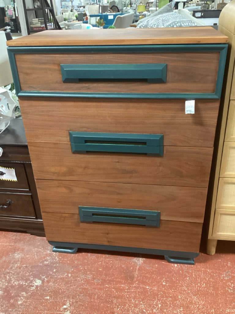 Mid century Walnut 5 drawer chest / geen accents 36 x 19.5 x 50 high