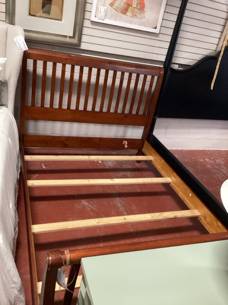Traditional Cherry Finish Sleigh Bed with Vertical Slat Detailing HB/FB/Rails/Sl