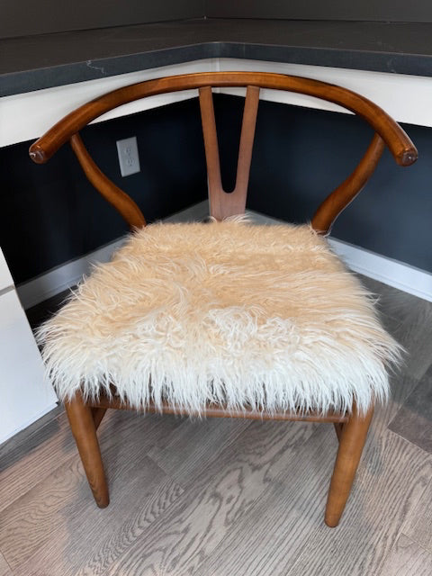 Linon Holbrook White wishbone accent Chair w wht faux fur seat 22x22x29
