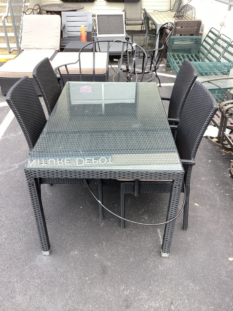 Table & 4 Chairs / Outdoor Wicker Dining Table w/ Glass Top