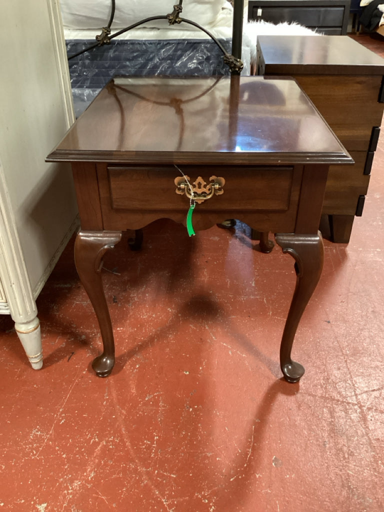 Ethan Allen Queen Anne Cherry End Table 22 x 27 x 23 high