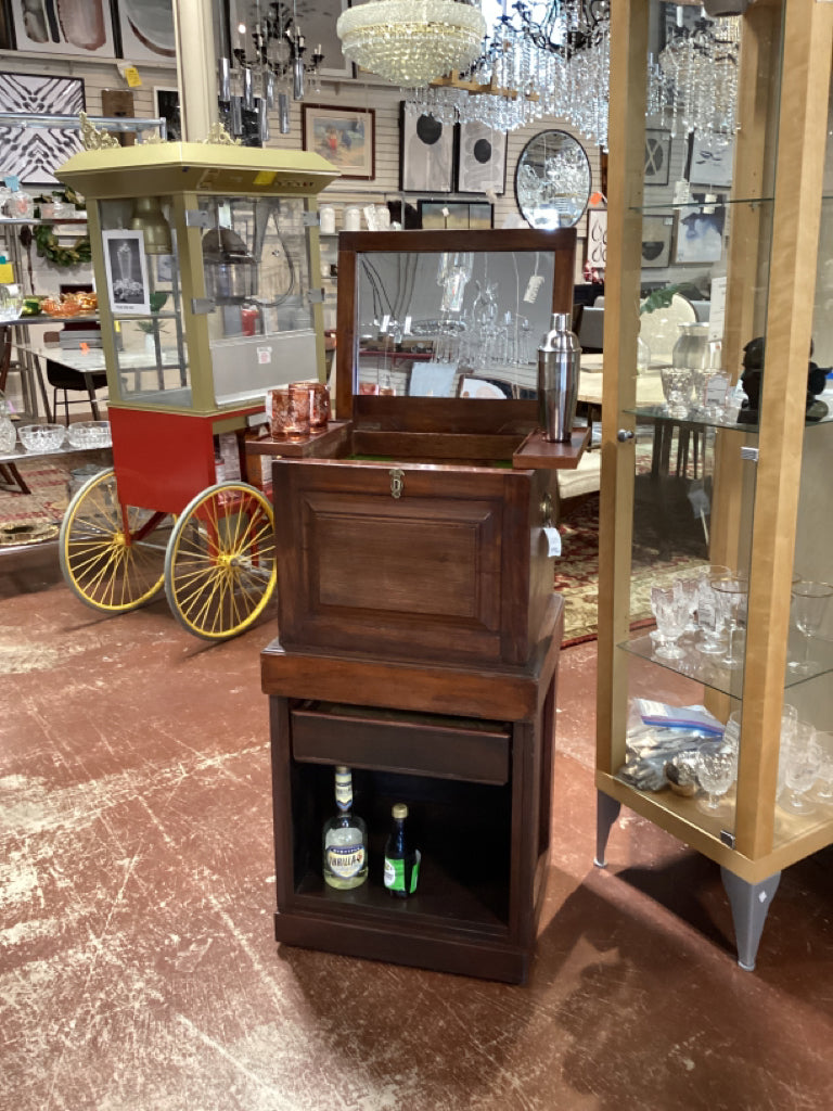 Antique cellarette liquor cabinet with rolling base / 21 x 17 x 42