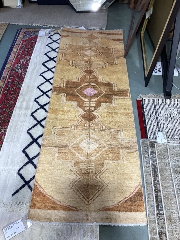 Jaipur Living Runner 2' 5" X 8' Paian Style Antique Gold