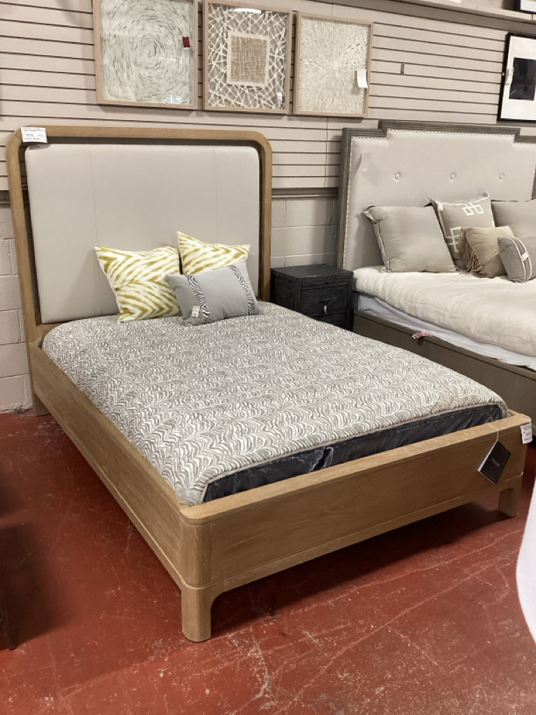 Banyon Bay Panel Bed - Sunbleached / Queen  FFID 76XLSEFP