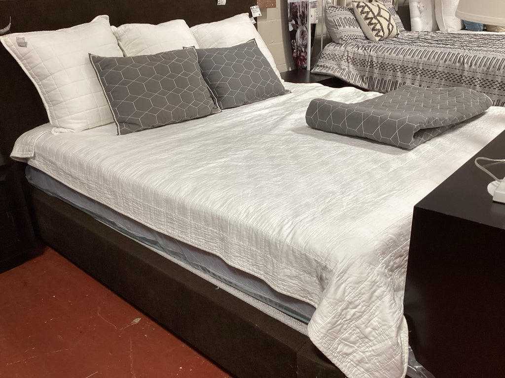 KING Casaluna White  Bedding Set (quilt+3 Euro)